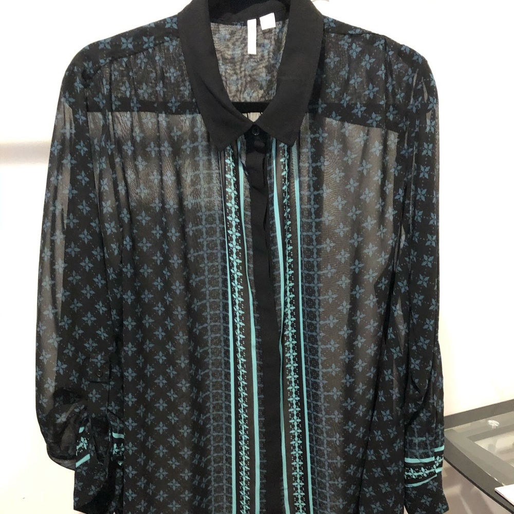 Cato blouse. Hidden buttons and roll sleeves.